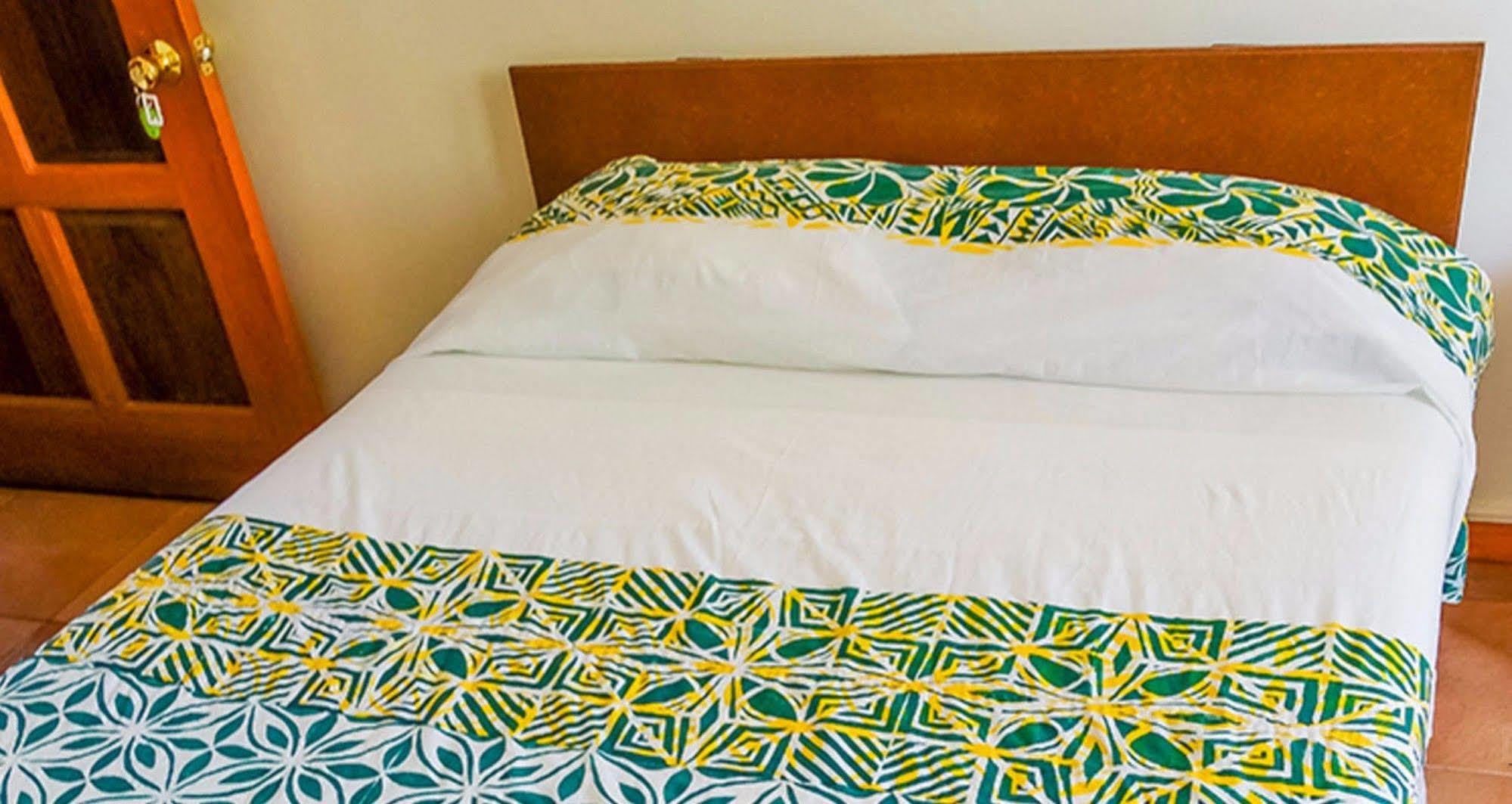 Lynn'S Getaway Hotel Απία Εξωτερικό φωτογραφία